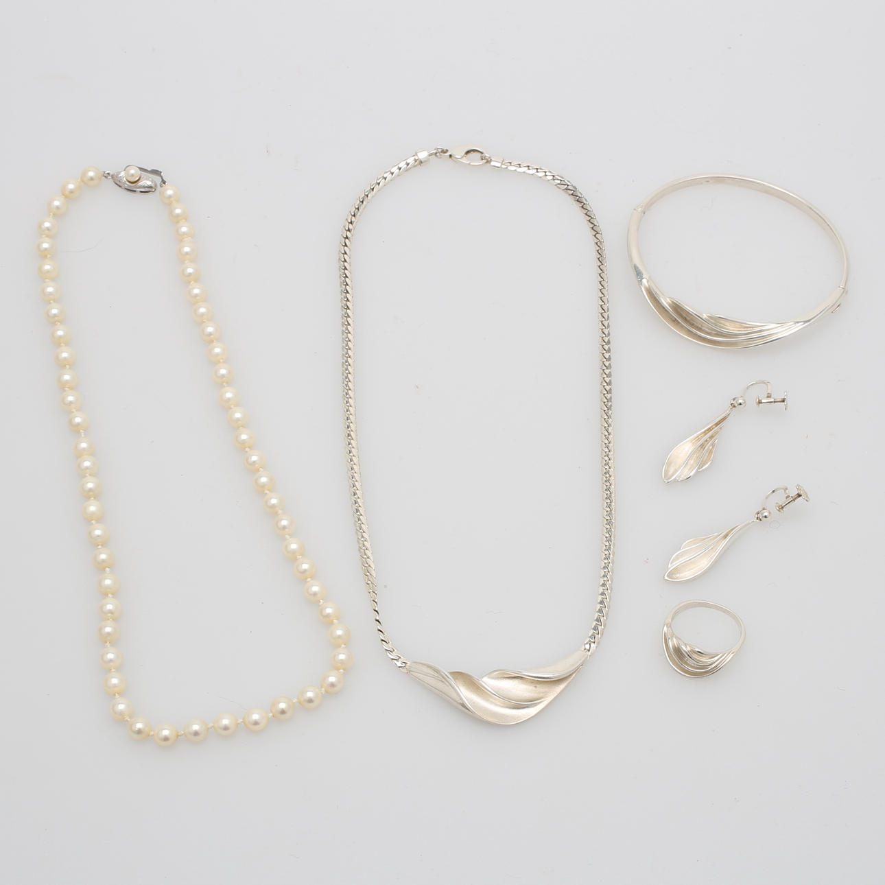 SMYCKESET, 5 delar, silver, vikt 46 gram samt PÄRLHALSBAND.