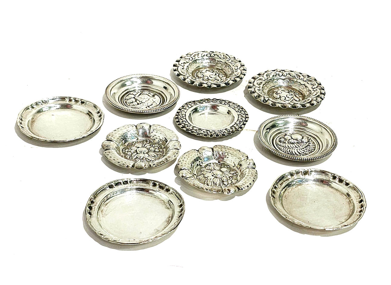 COLECCIÓN DE PLATITOS EN PLATA PUNZONADA.