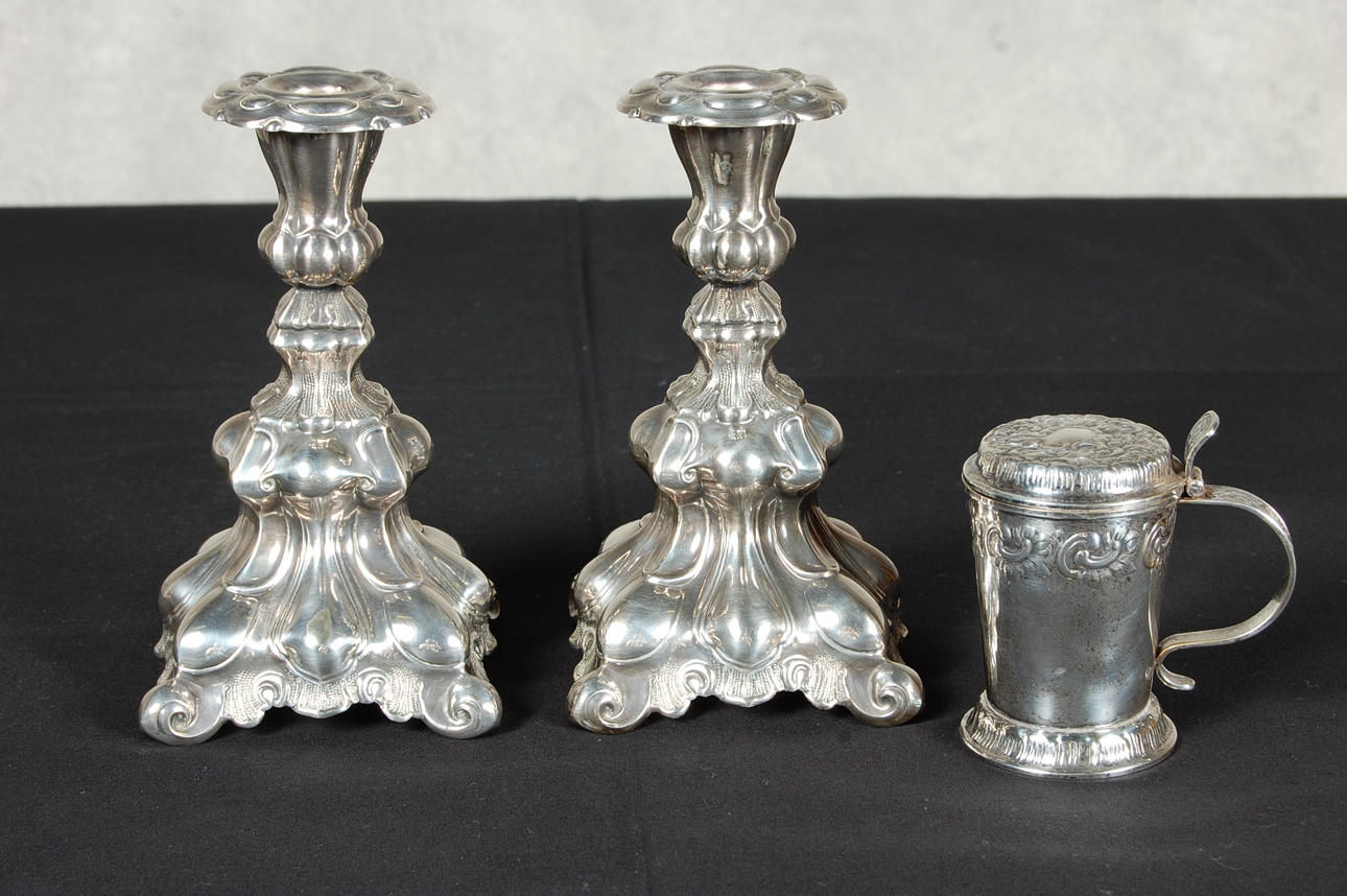 LJUSSTAKAR, 1 par, nysilver, barockstil, 1 st bägare, 1900-tal.