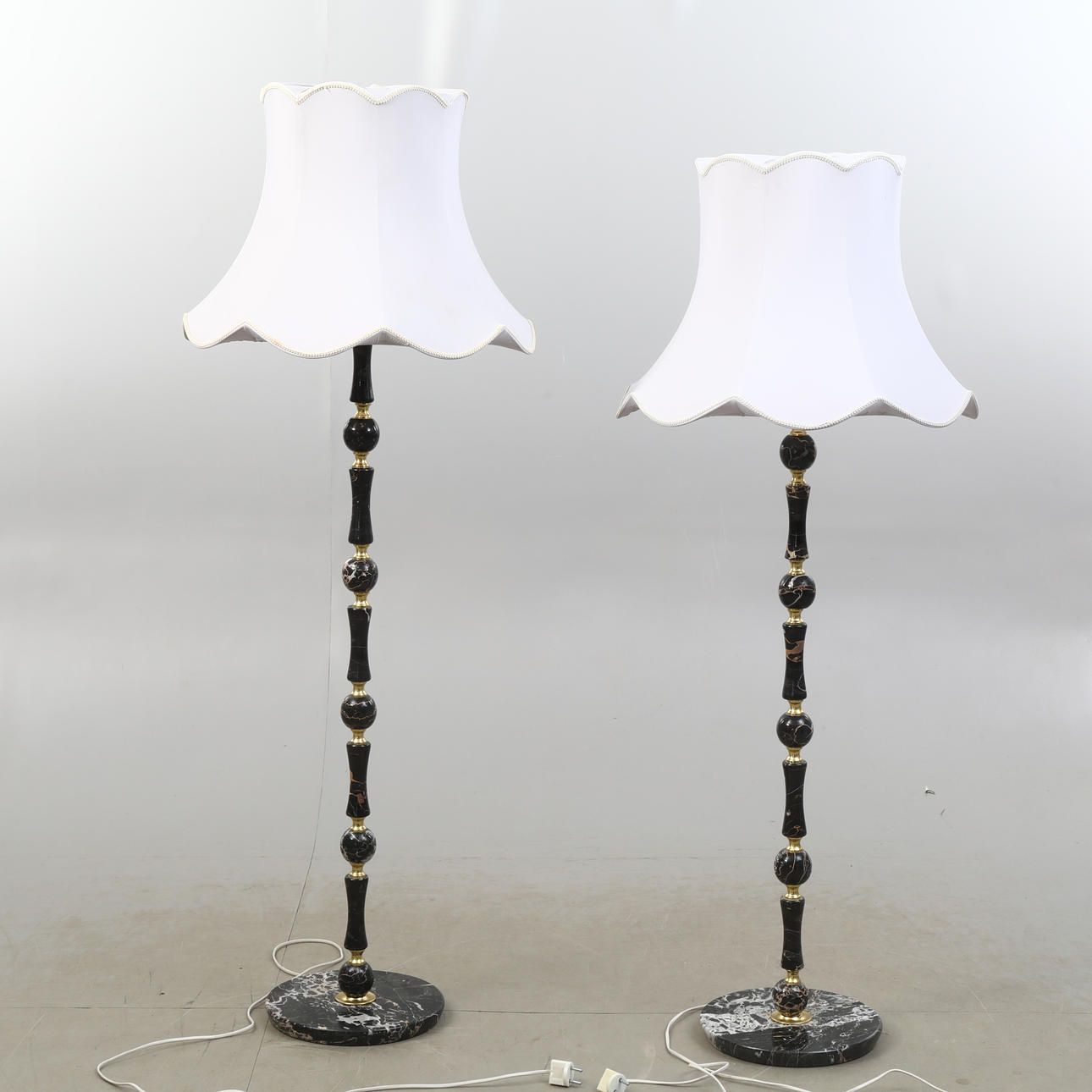 GOLVLAMPOR, två stycken, bottenplatta av sten.