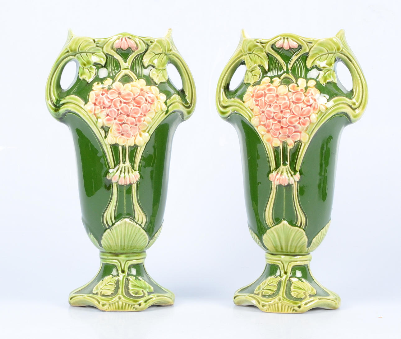 VASER, ett par, majolika, 1900-talets första hälft.