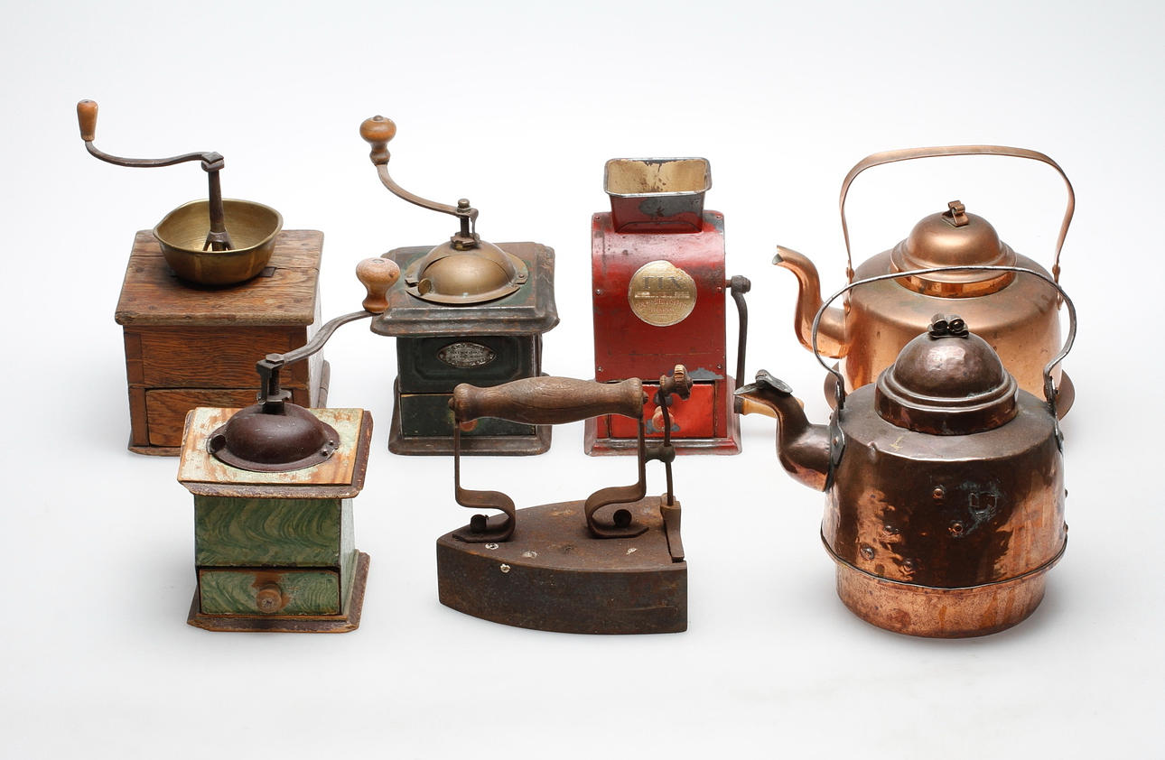 KAFFEKVARNAR, STRYKJÄRN OCH KOPPARKANNOR, 1800-1900-tal.