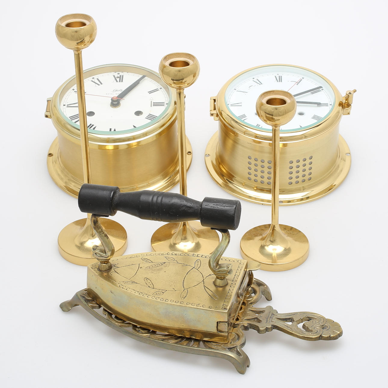 VÄGGUR, LJUSSTAKAR, STRYKJÄRN, mässing, 1900-tal.