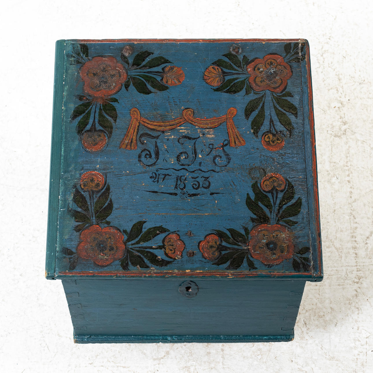 A box, Allmoge, bearing the date 1833.