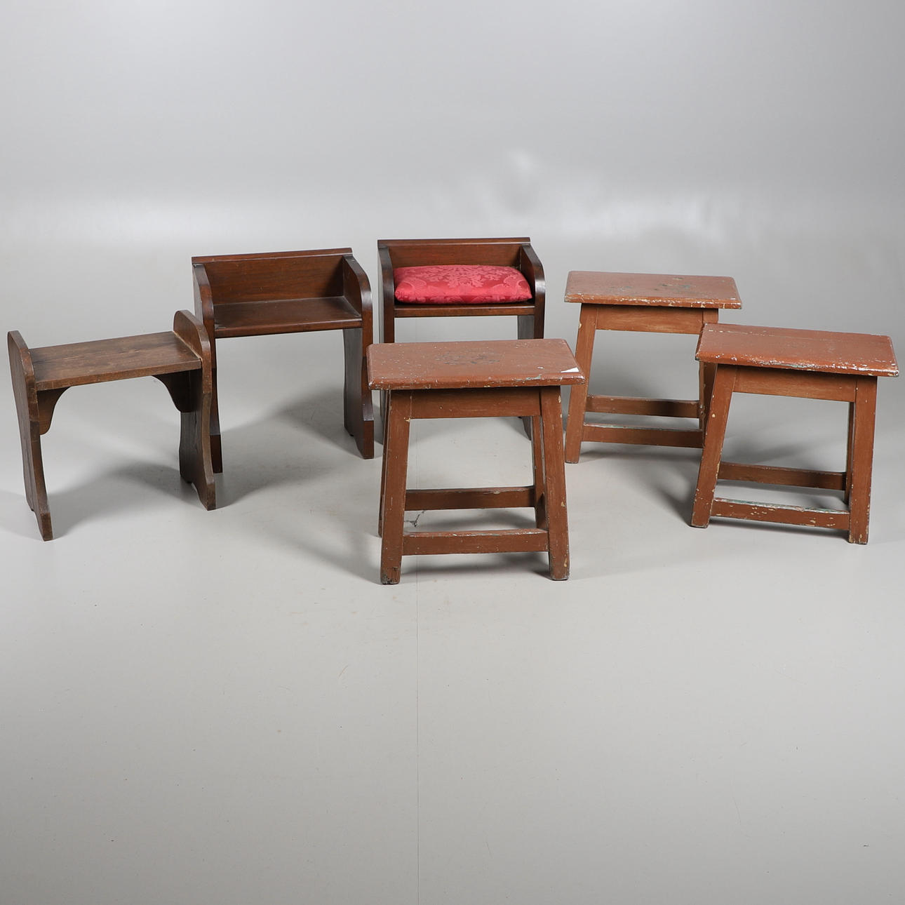 TRE VINTAGE MÅLADE TRÄ PALLAR.