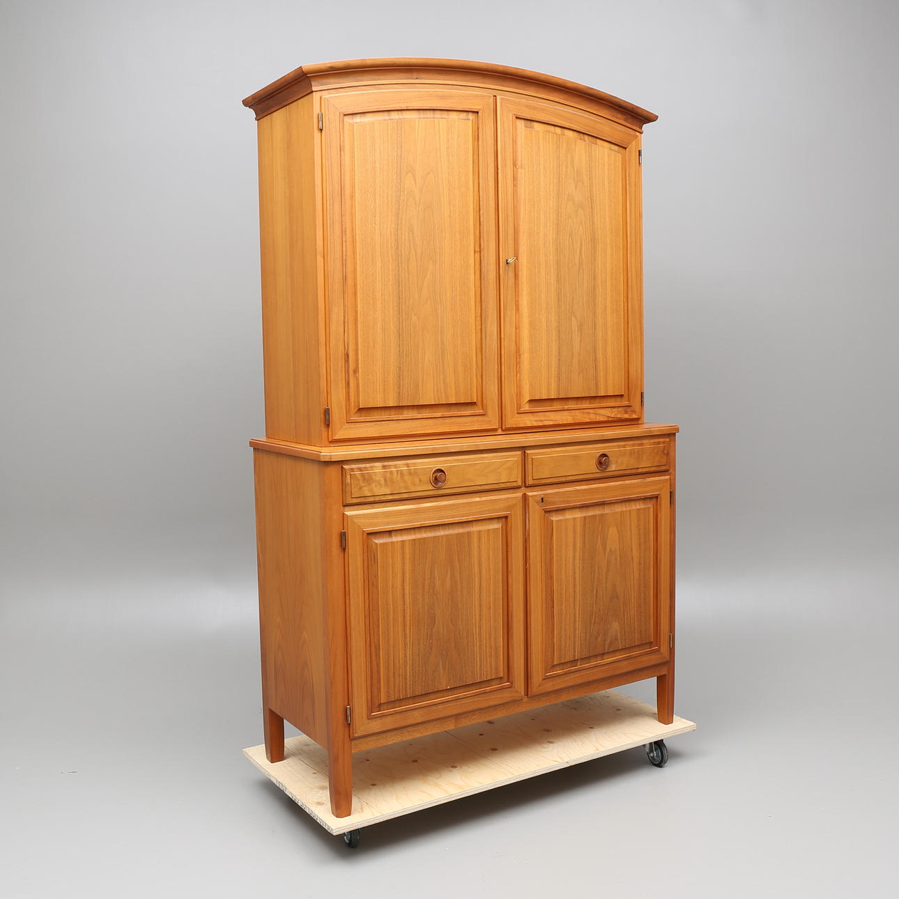 BERTIL FRIDHAGEN. Matsalsskåp, "Sörgården", Carlsson o Co, Bengtsfors.