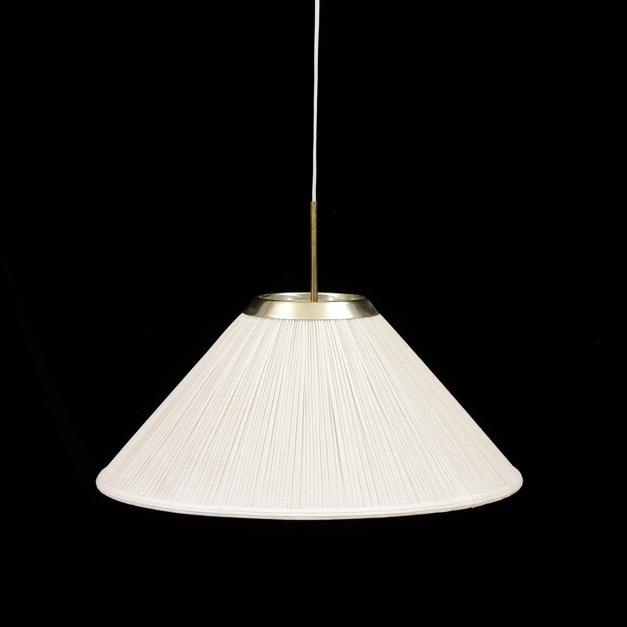 TAKLAMPA, textil/mässing, 1900-talets mitt.