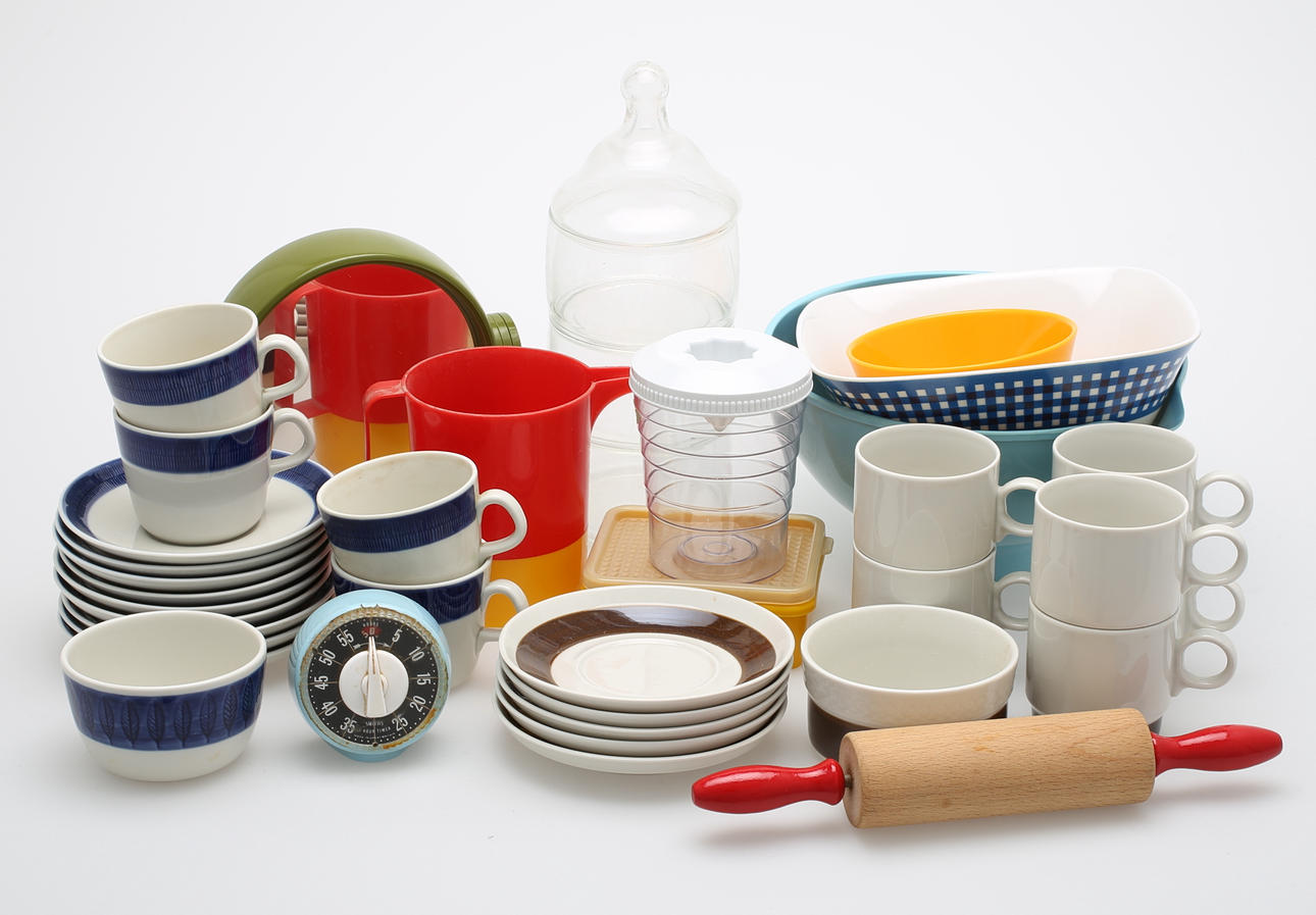 KAFFEKOPPAR, "Koka och "Forma" Rörstrand samt PLASTSKÅLAR m.m.