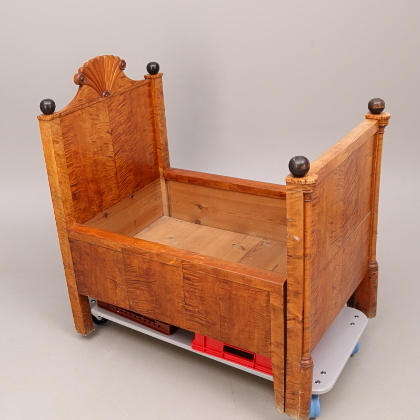 BARNSÄNG, trä, utdragbar, allmoge, 18-/1900-tal.