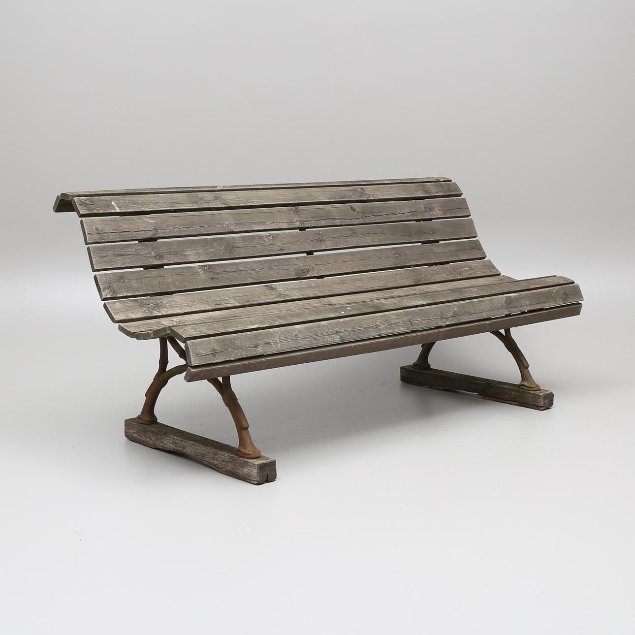 TRÄDGÅRDSSOFFA, med gjutjärnsgavlar, 1900-talets första hälft.