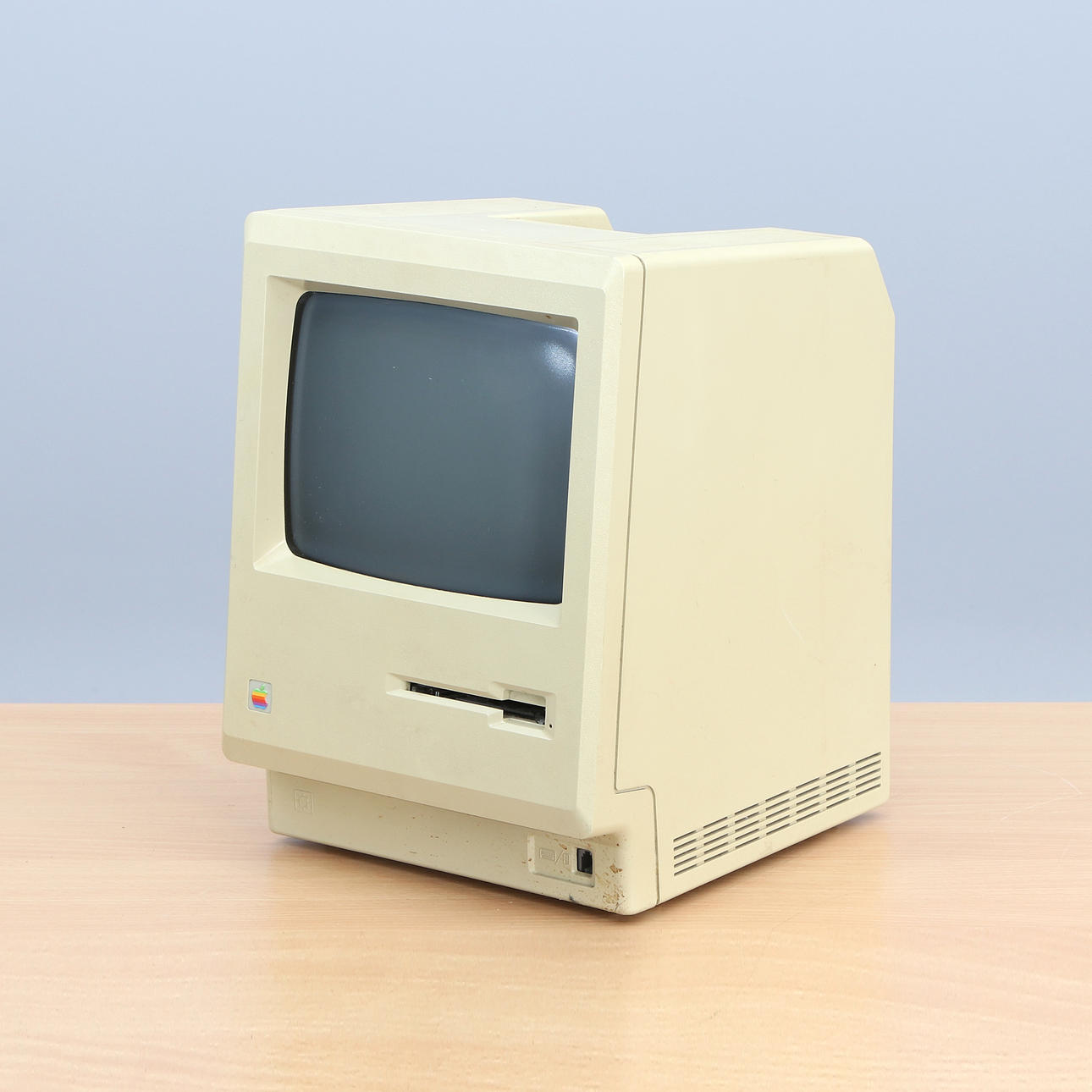 MACINTOSH PLUS 1, COMPUTERLAUFWERK. Plastik.