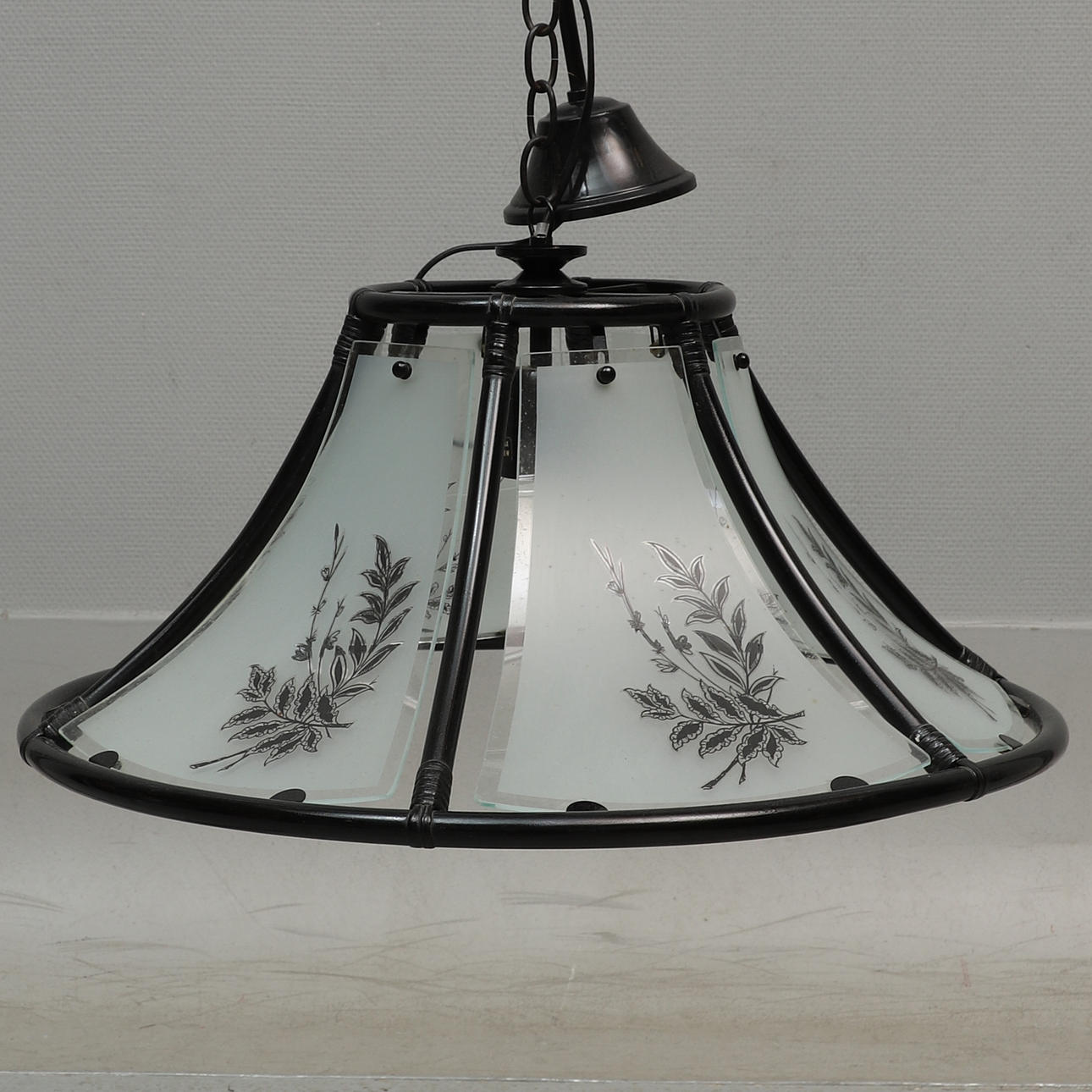 TAKLAMPA, bemålad bambu & glas, 19/2000-tal.