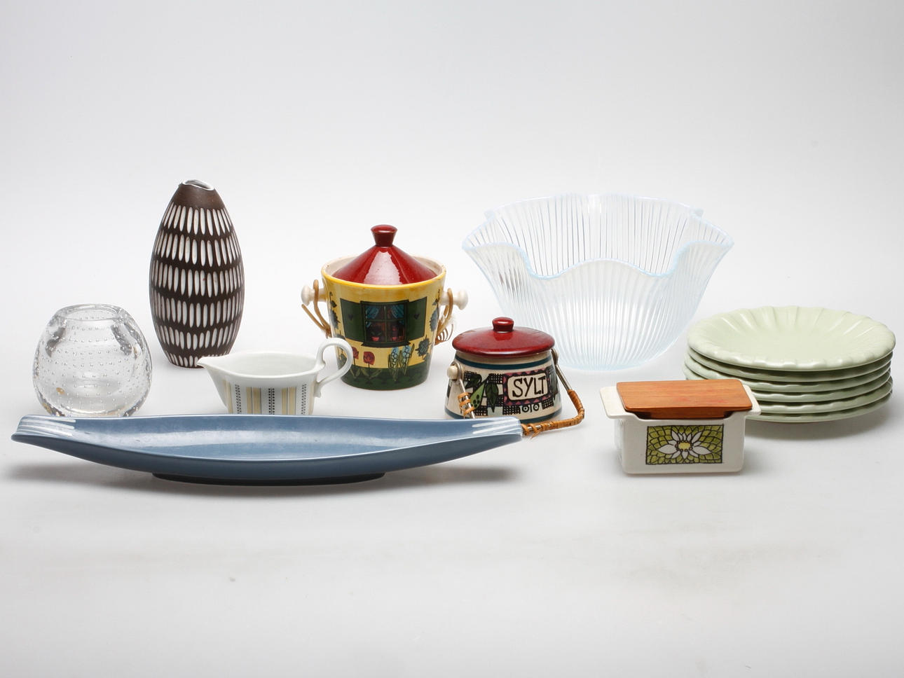 KERAMIK och GLASFÖREMÅL, 14 delar, bl.a. Upsala Ekeby.