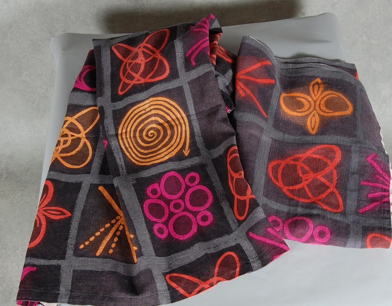 THEODOR SVEDBERG. GARDINER / DRAPERIER 3 st, " Atomics"1954, NK textilkammare.