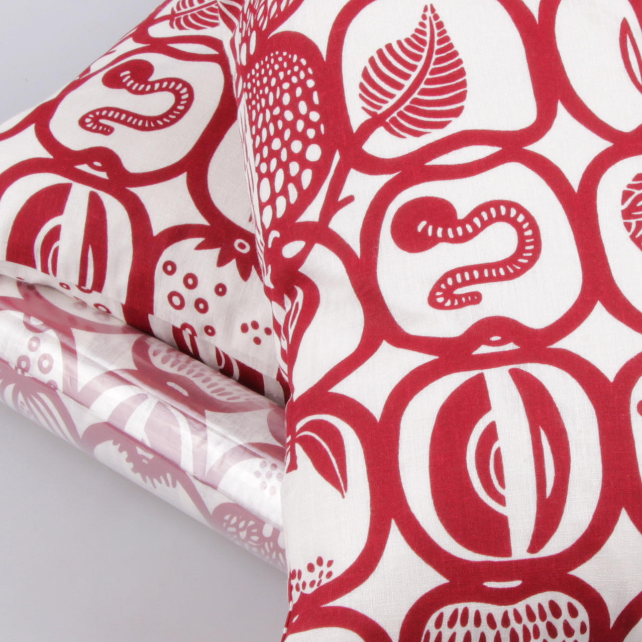 KUDDAR, samt tyg 145 x 280 cm, "Fruktlåda", Stig Lindberg.