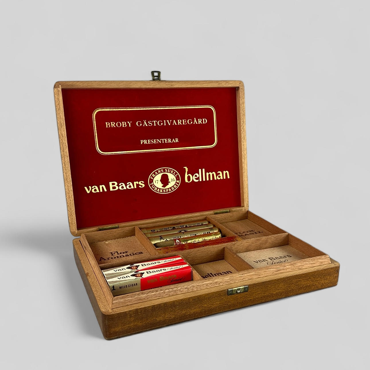 Eine „van Baars Bellman“ -Zigarrenkiste aus Teakholz mit 6 Zigarren.