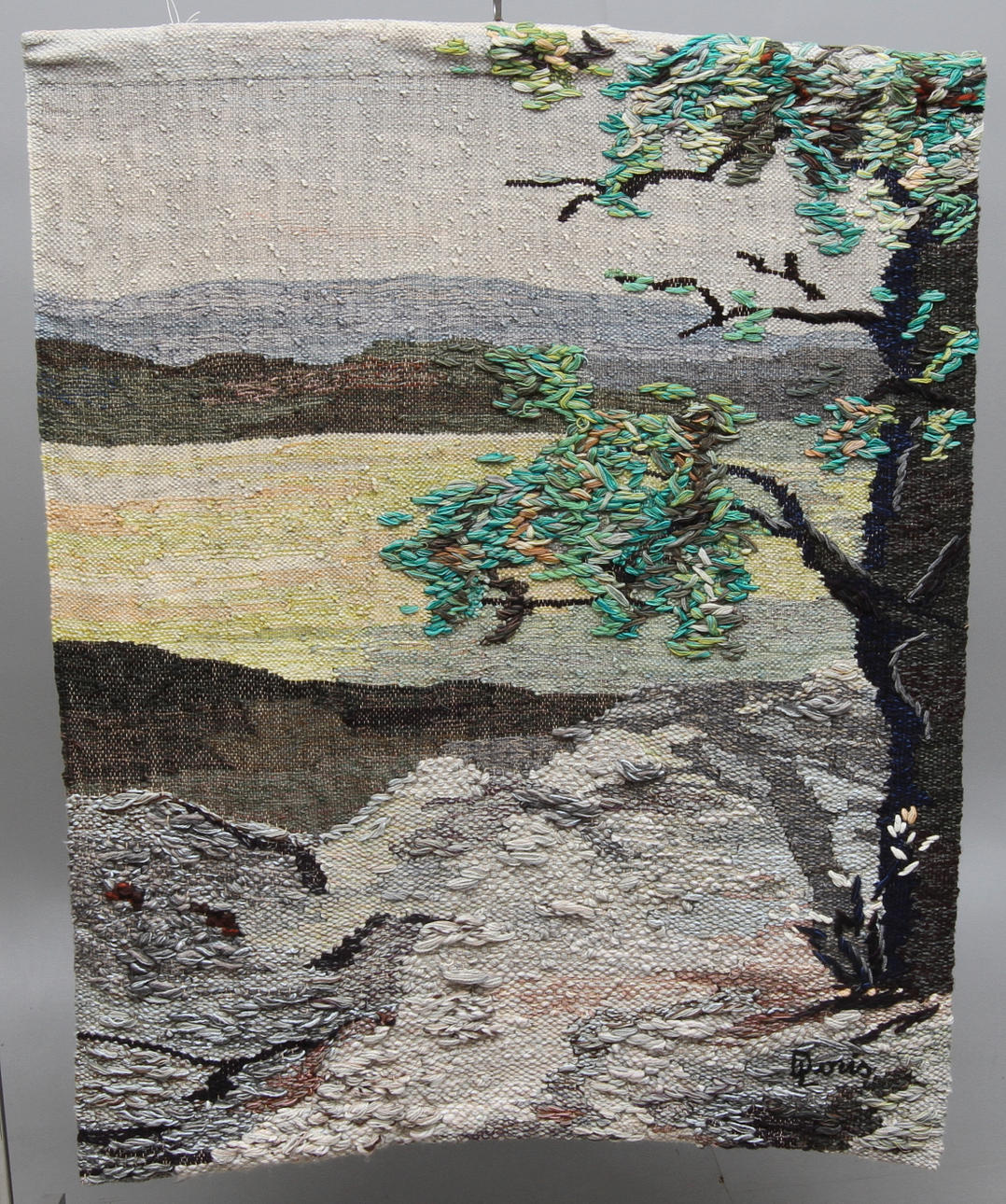 OIDENTIFIERAD KONSTNÄR. väggbonad/bildvävnad, signerad Doris L.