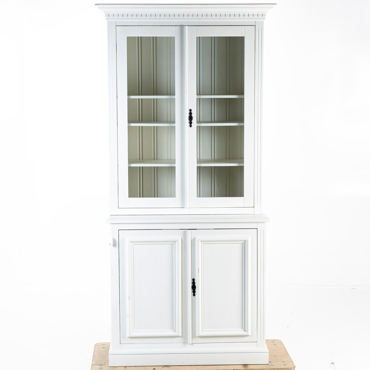 VITRINSKÅP, Mio, samtida tillverkning.