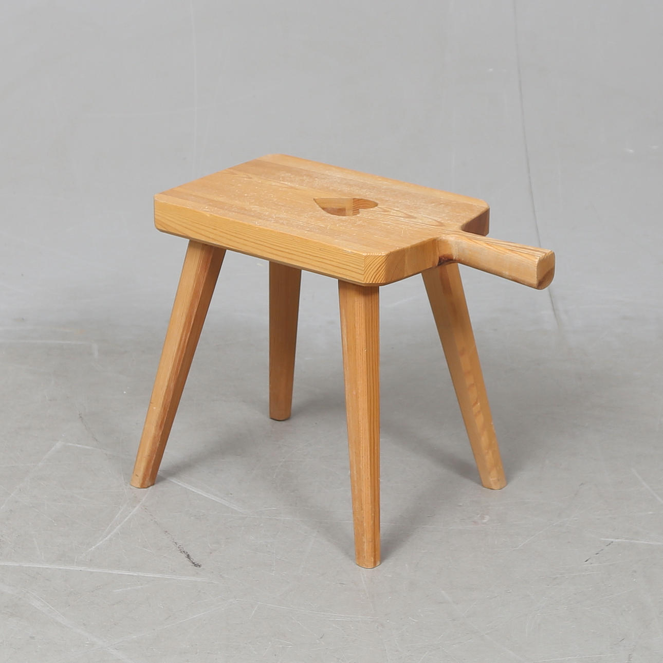 A pine stool, “Järvsöpallen”, Hemslöjd, 1900.