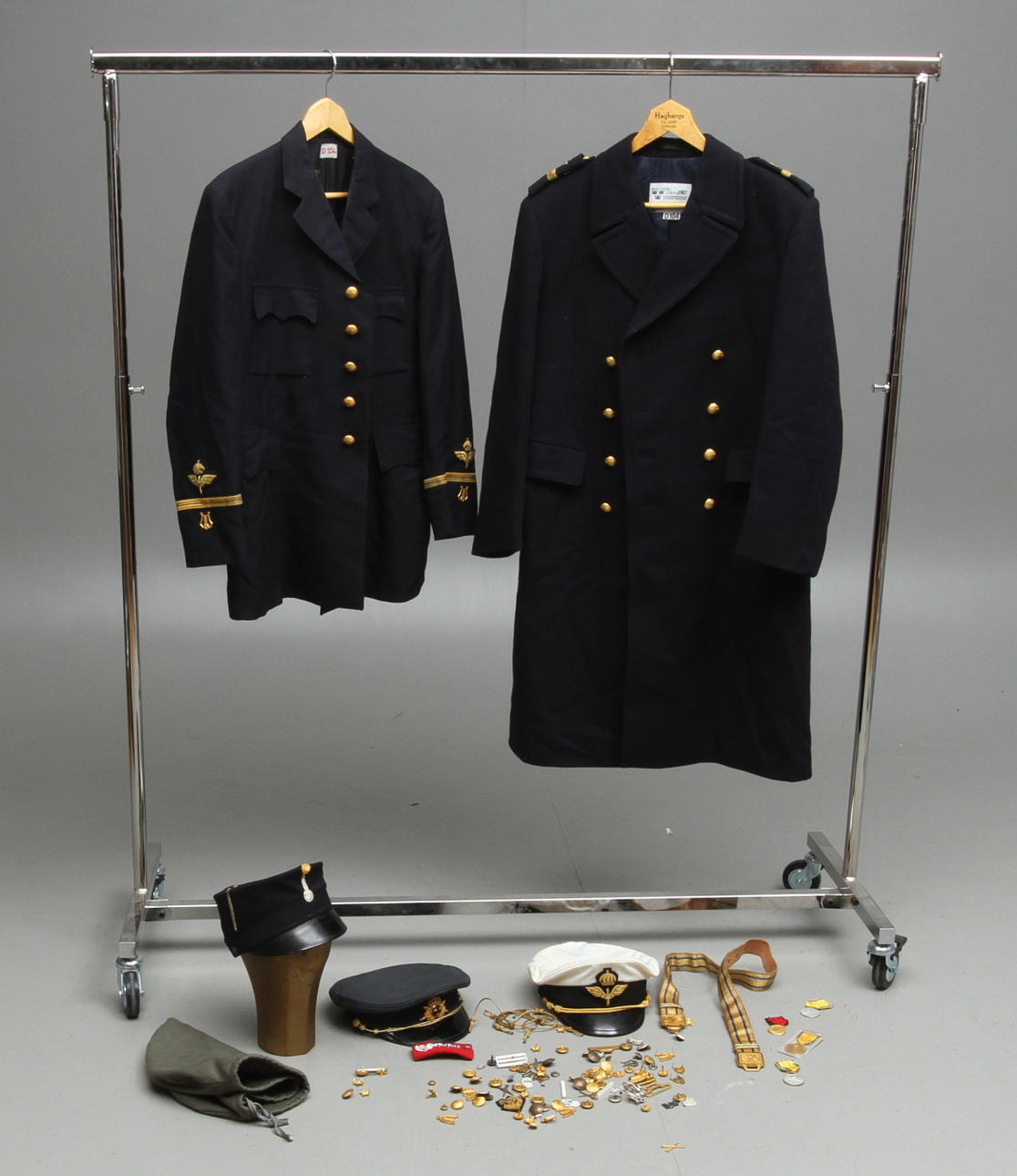 UNIFORMSDELAR, svenska, mestadels 1900-talets andra hälft.