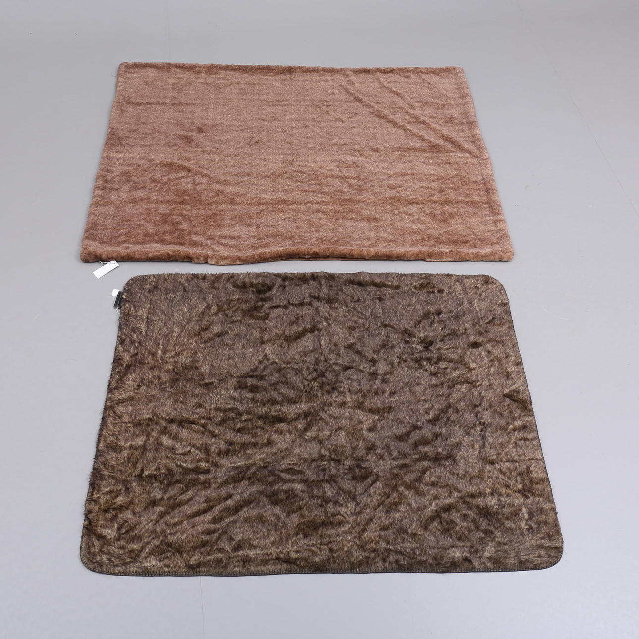 PLÄDAR, 2 st, fuskpäls, Vinga Sweden.