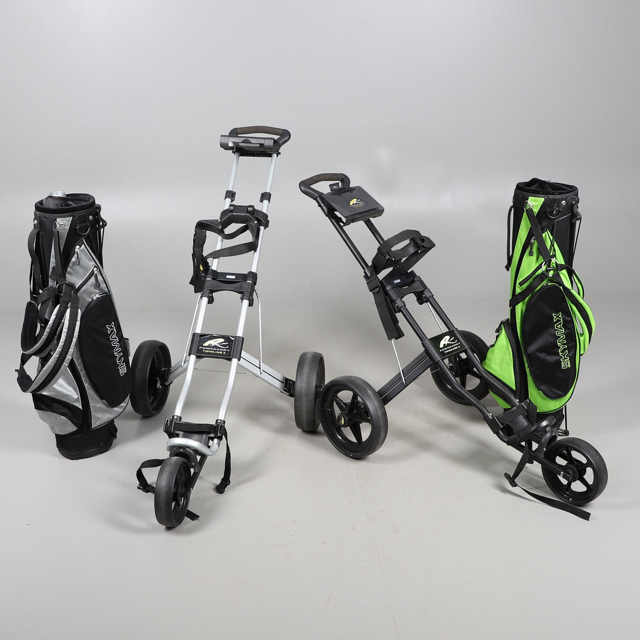 GOLF - TVÅ POWAKADDY GOLFVAGNAR OCH GOLFVÄSKOR.