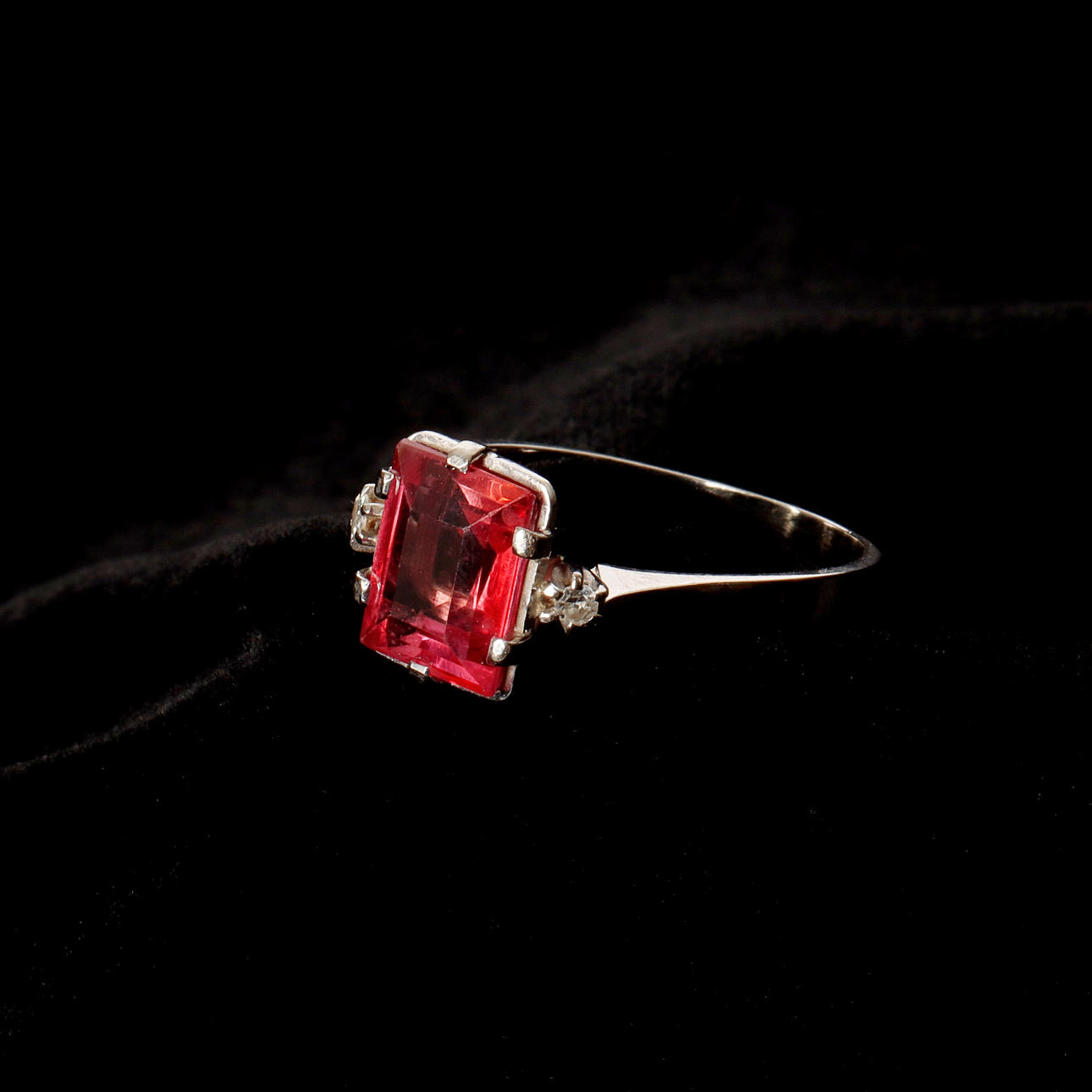 RING MED RÖD STEN OCH BRILJANTER, 18K vitguld, Alton, 1900-tal. Smycken ...