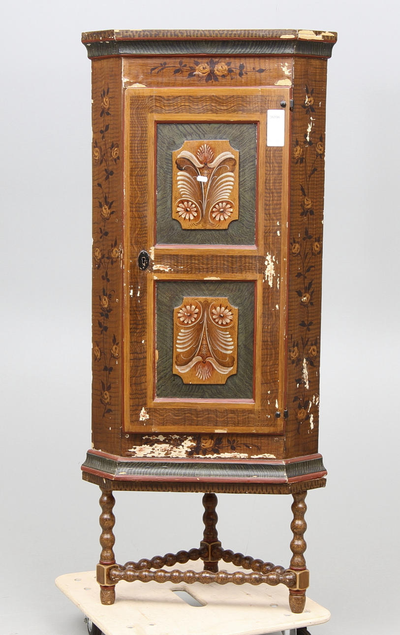 HÖRNSKÅP allmoge 1800-tal.