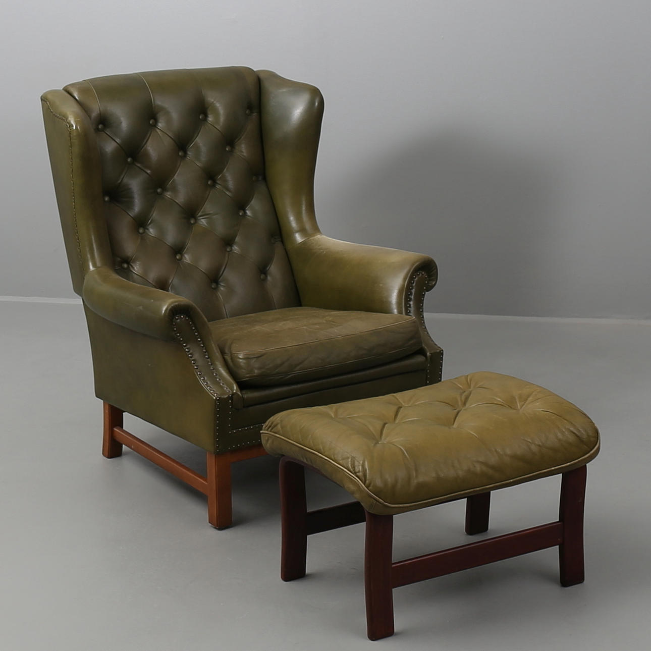 ÖRONLAPPFÅTÖLJ med fotpall, 2 delar, Chesterfield-modell, Stjernmöbler.