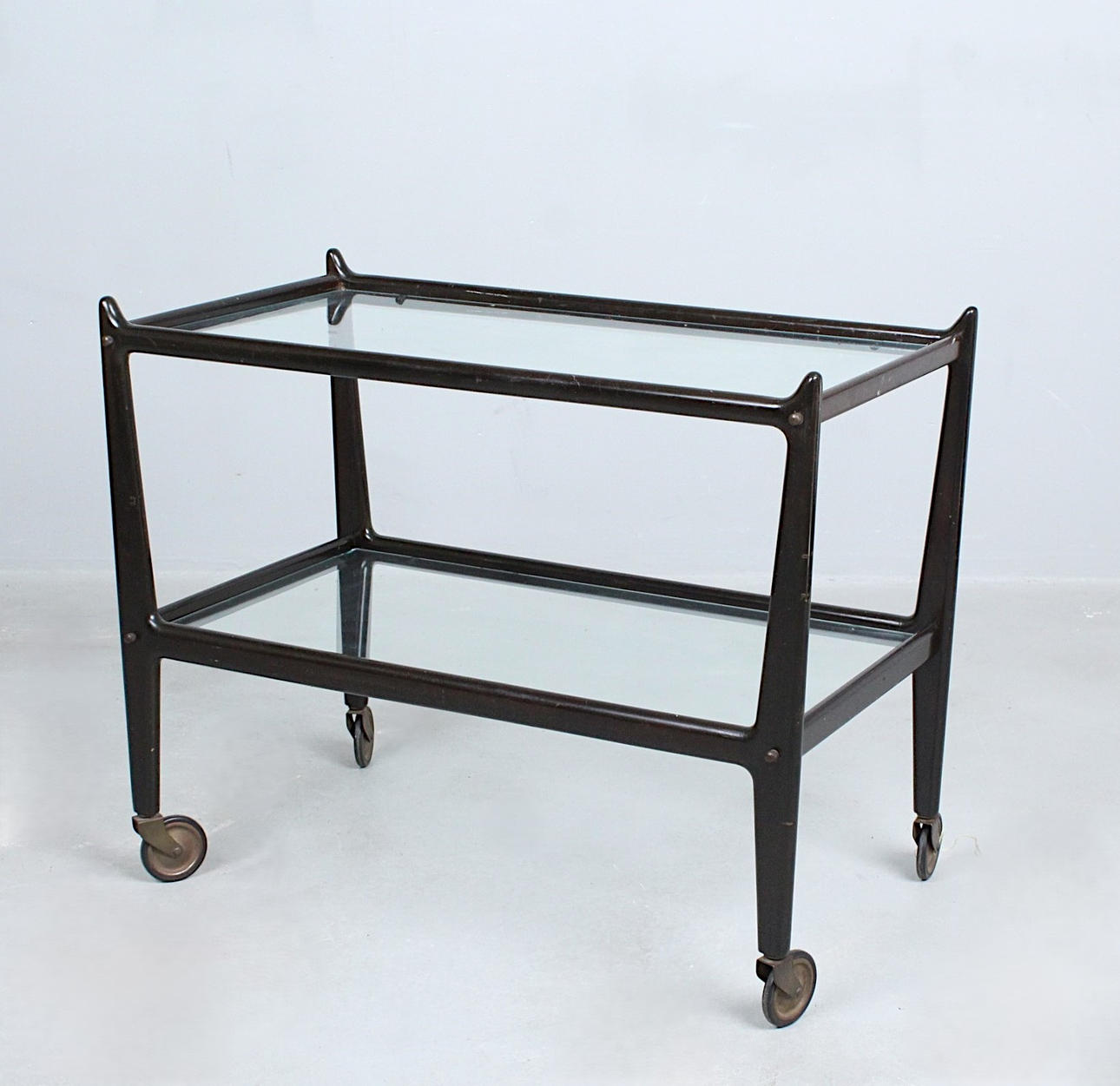 Baarivaunut/tarjoiluvaunut 1960-luvulta.