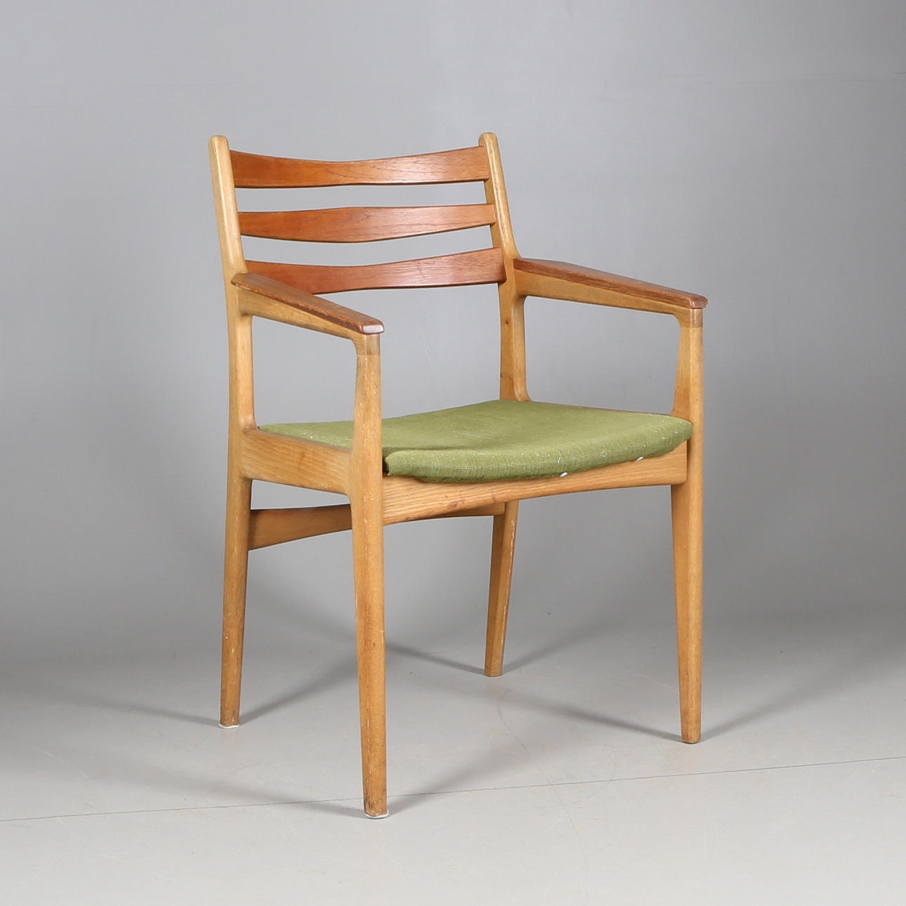 KARMSTOL, Slagelse Möbelverk A/S, Danmark, bok, 1900-talets mitt.