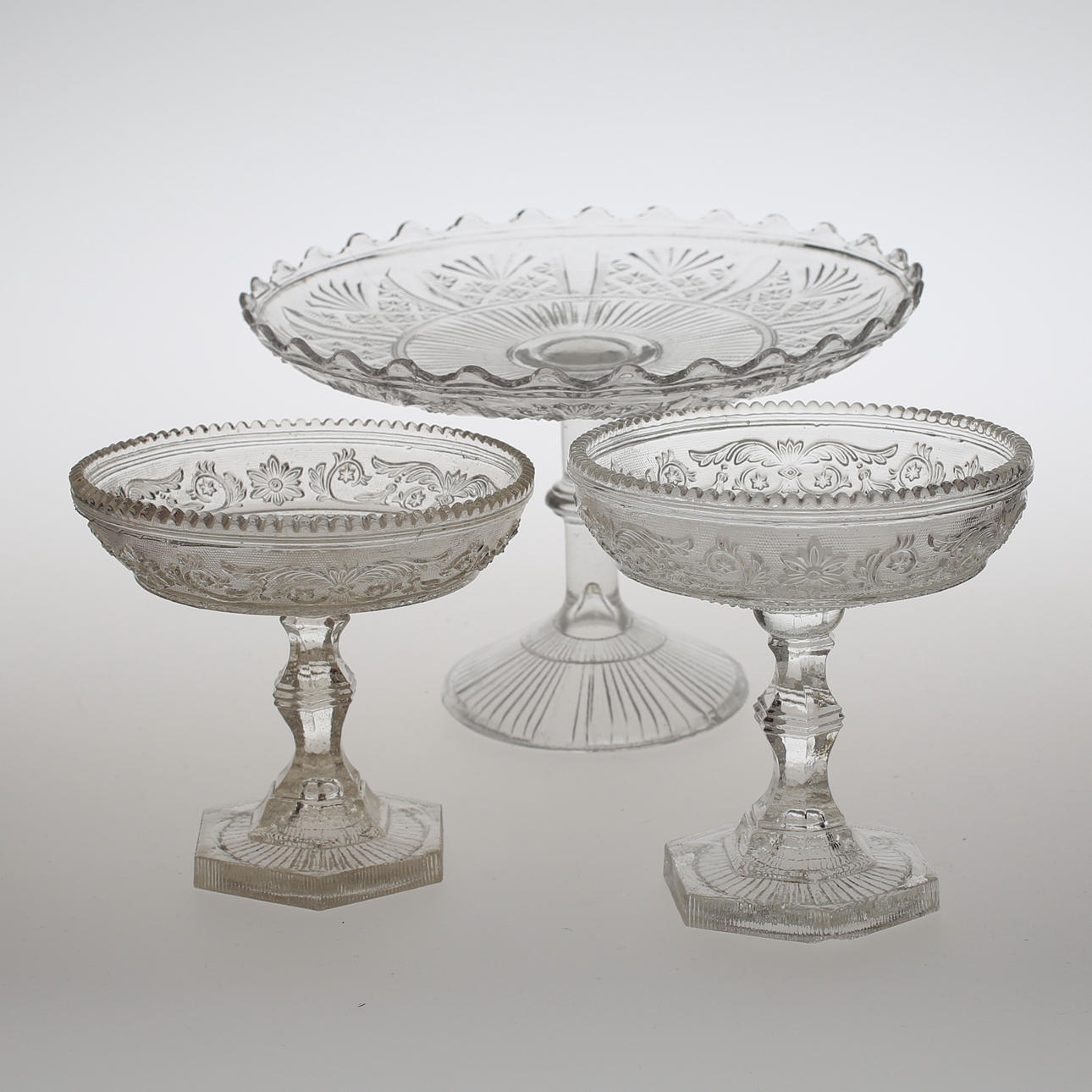 SKÅLAR på fot, 3 st, pressglas, 1800/1900-tal.