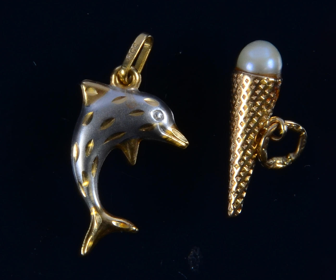 Hängen 2 stycken, 18K, guld.