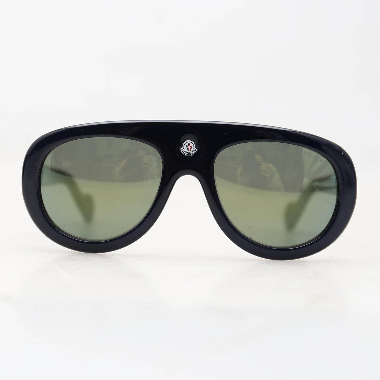 MONCLER. Aurinkolasit.