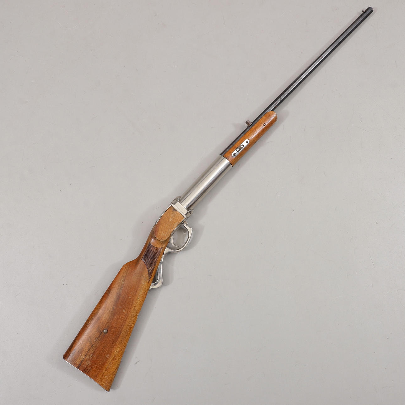 A mid 20th century air rifle. Weapons & Militaria - Airguns - Auctionet