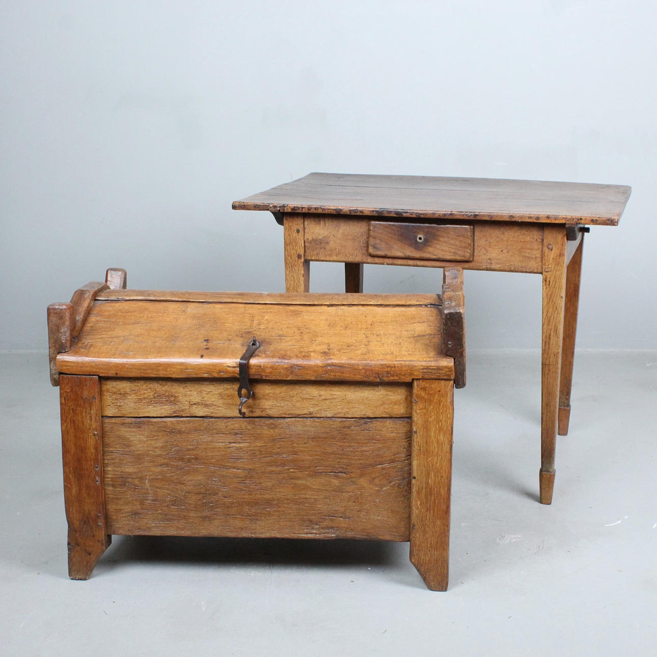 antik bord og kiste.