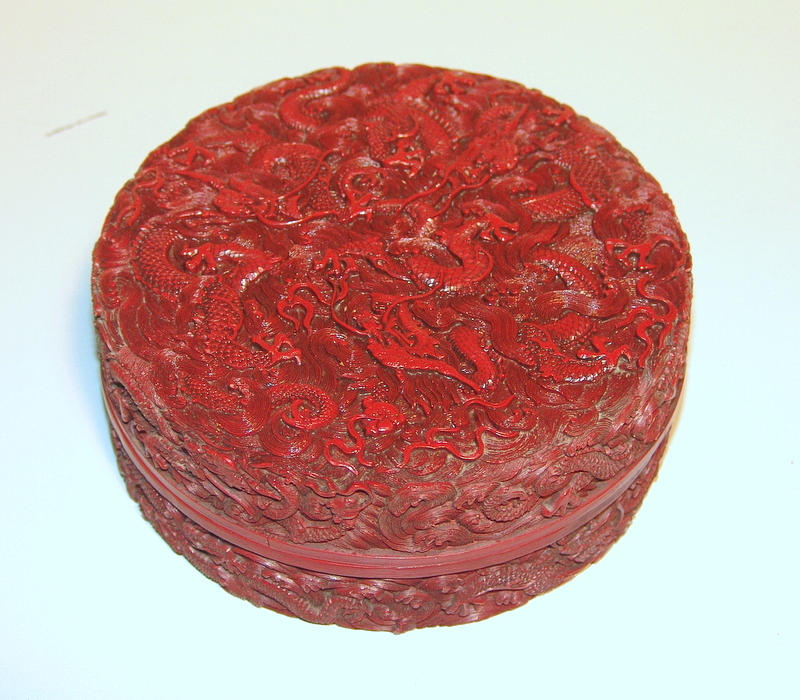 RÖDLACKBURK, Kina, 1700-talets stil.