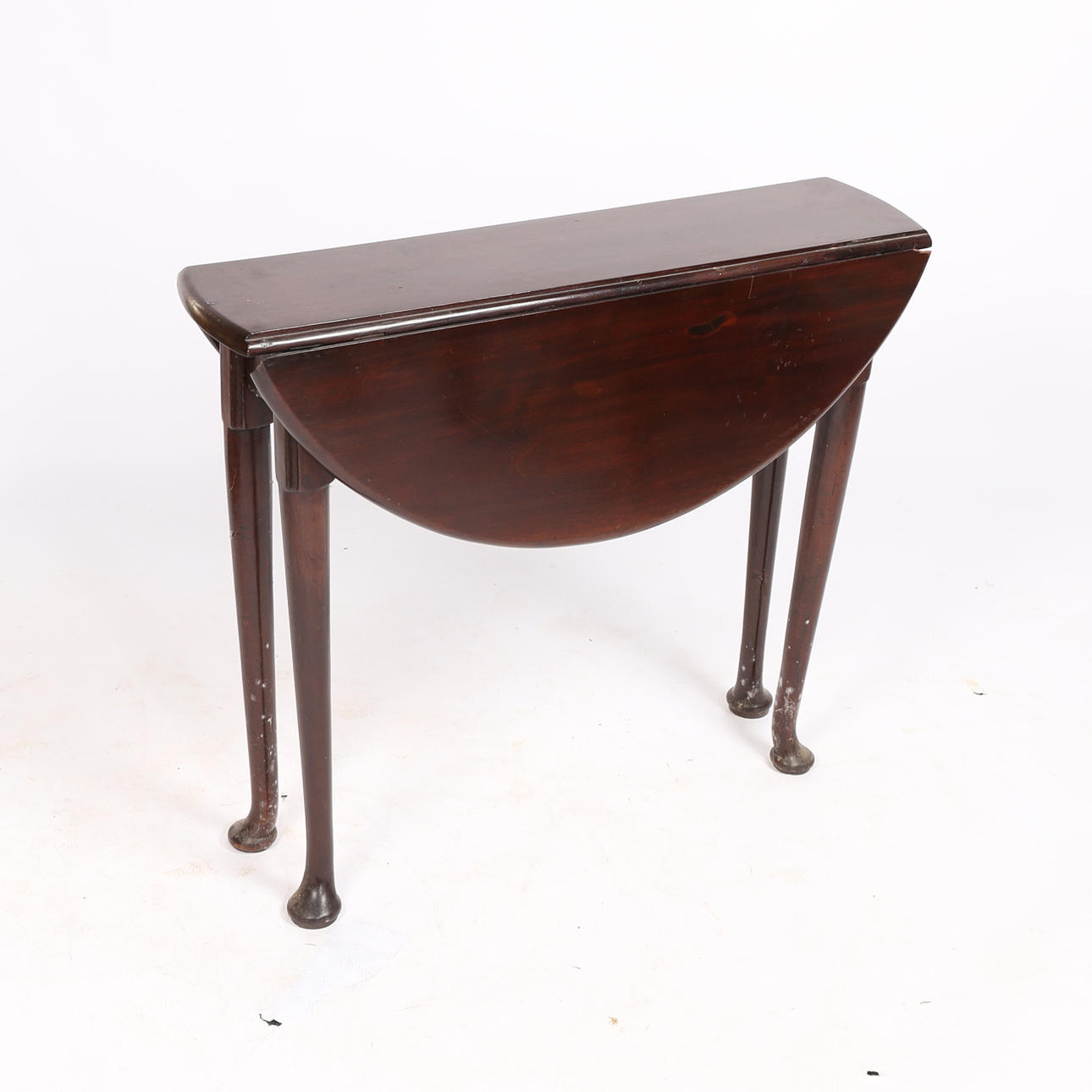A GEORGE III MAHOGANY DROP LEAF TABLE.