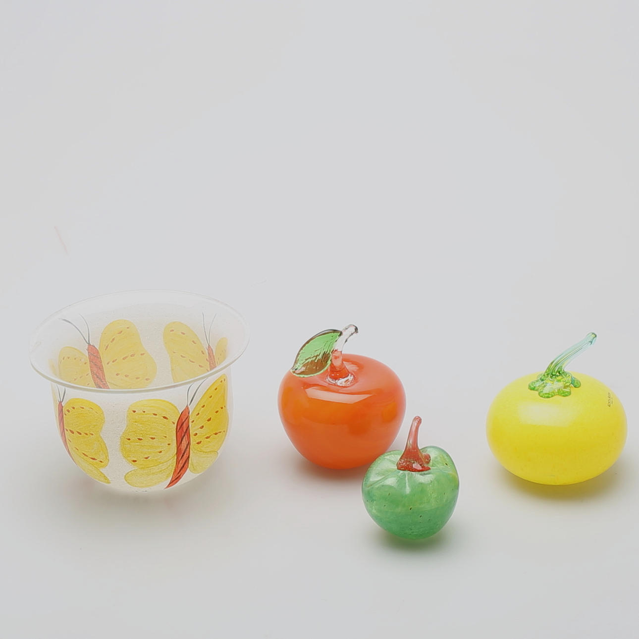 SAMLING glasföremål, 4 st, bl.a. Kosta Boda.