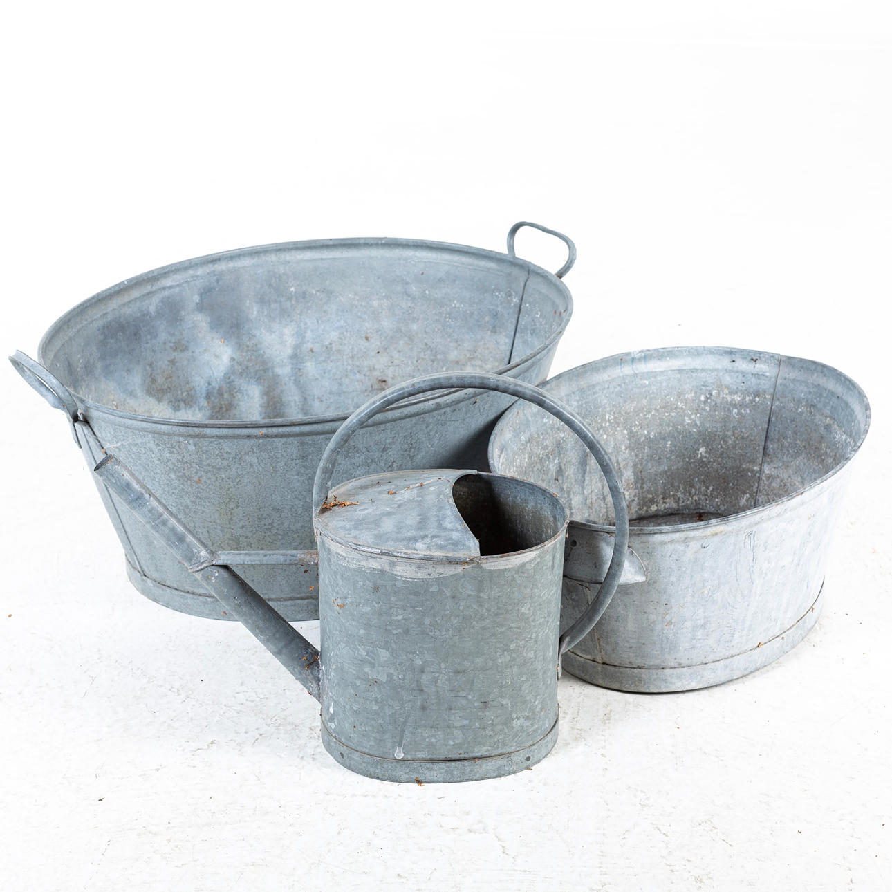 OBJETOS DE ZINC, 3 piezas con regadera, tinas.