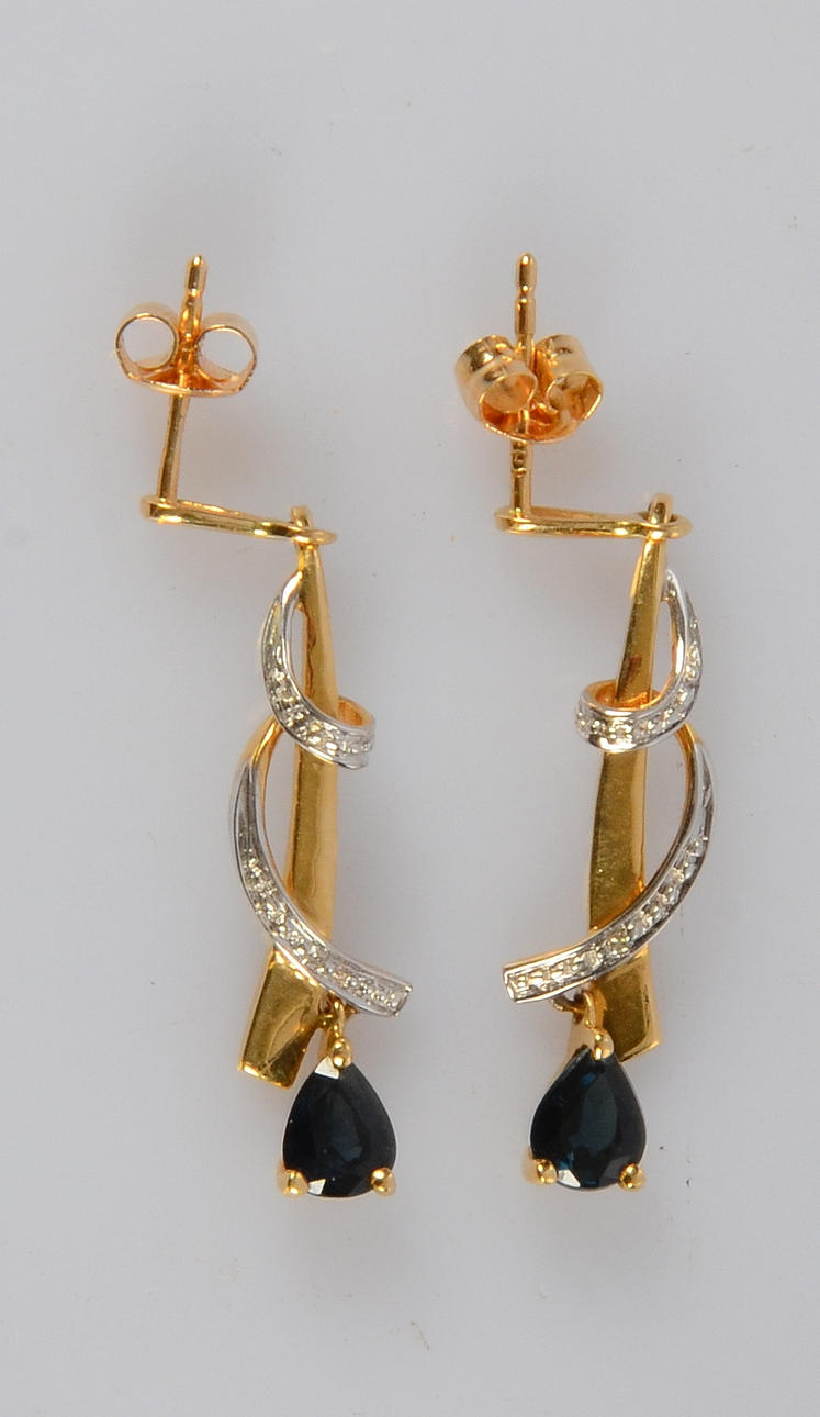 DIAMANTÖRHÄNGEN MED SAFIR, 1-par, 18K.