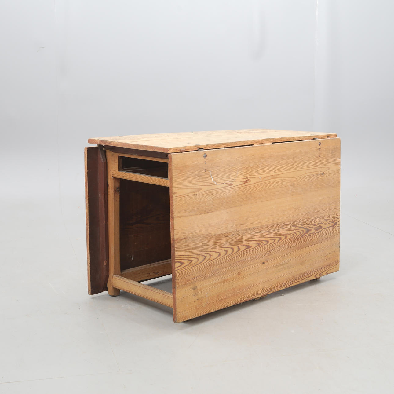 Et klapbord, dobbelte porte, 19. århundrede.