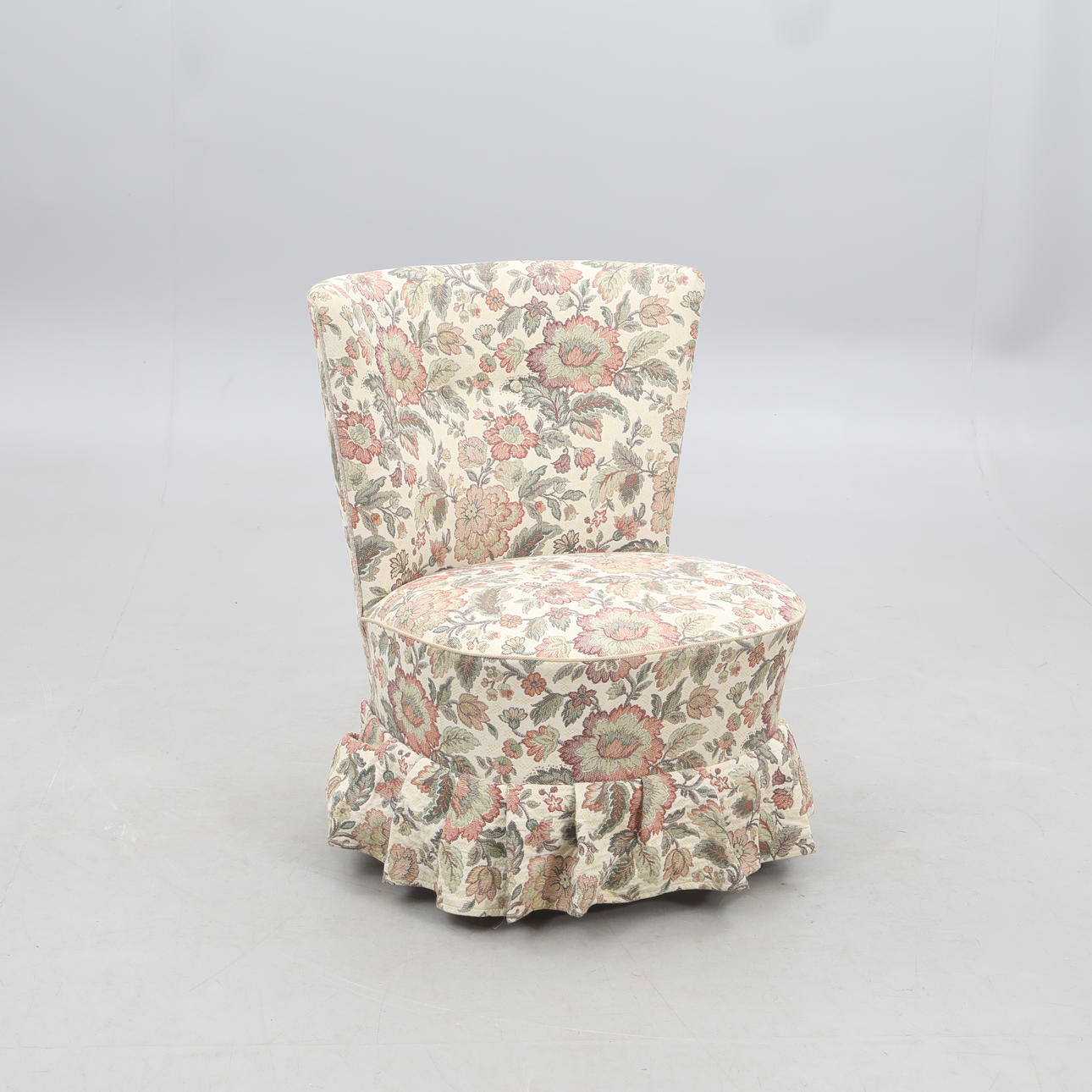 FÅTÖLJ, " Emma ", med sylåda undertill.