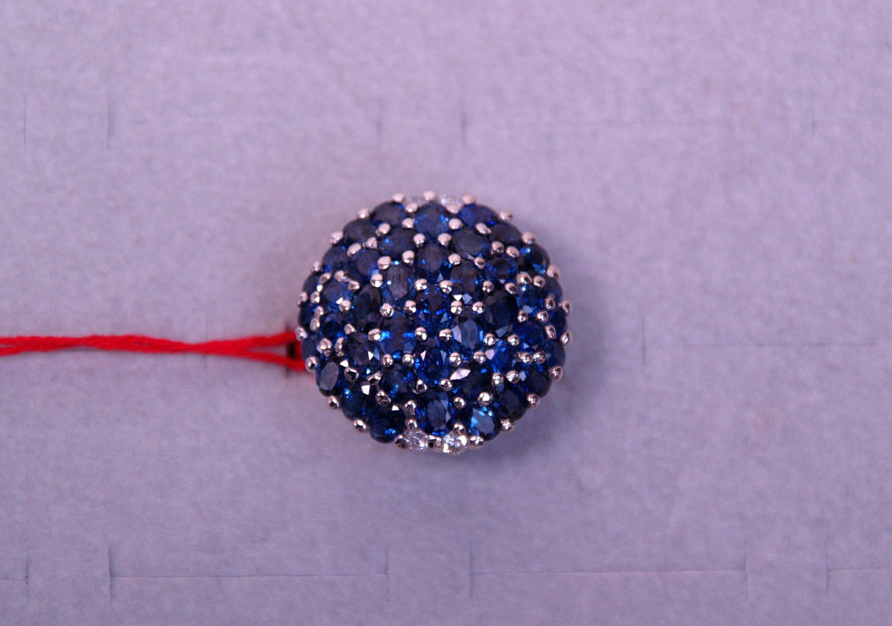 RING. 585 safirer och diamanter i vitguld.