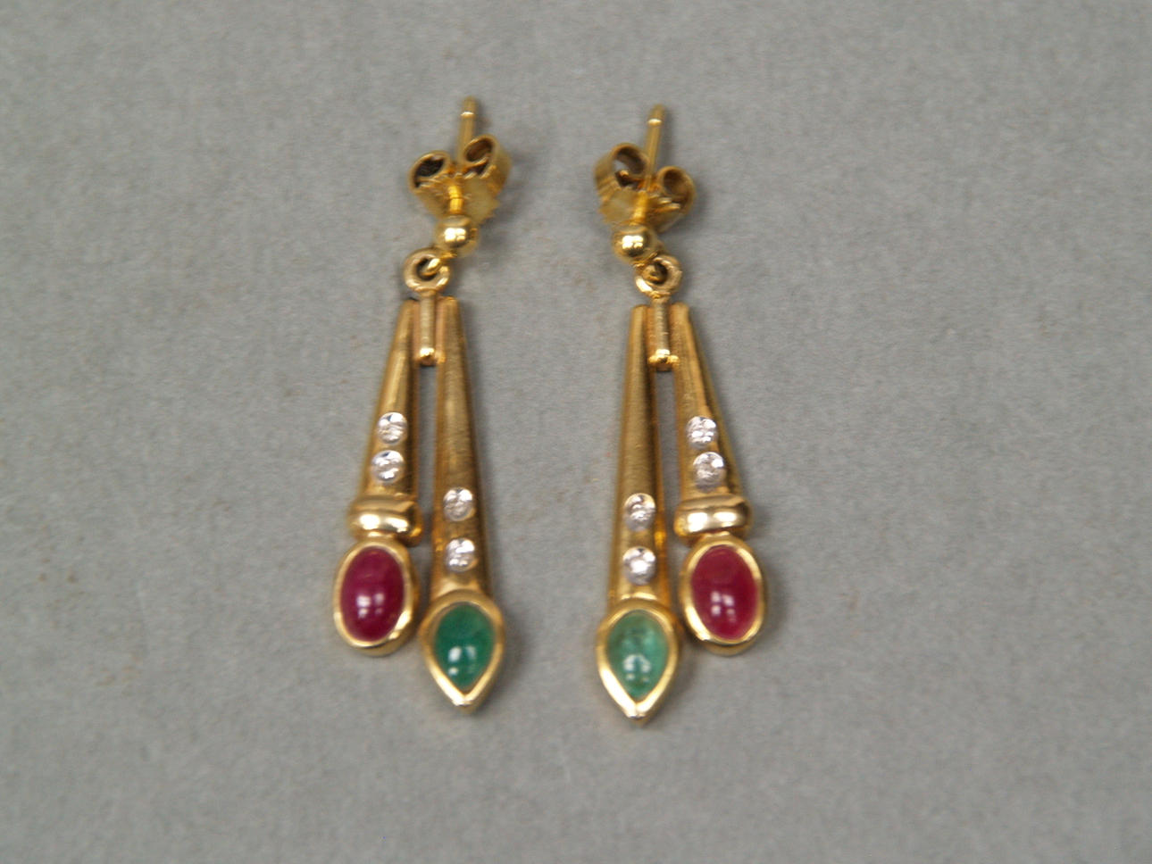 OHRRINGE. 585 Gold Rubin & Smaragd.