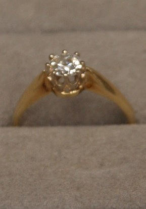 LYSANDE RING. 585 guld, briljant 0,4 carat.