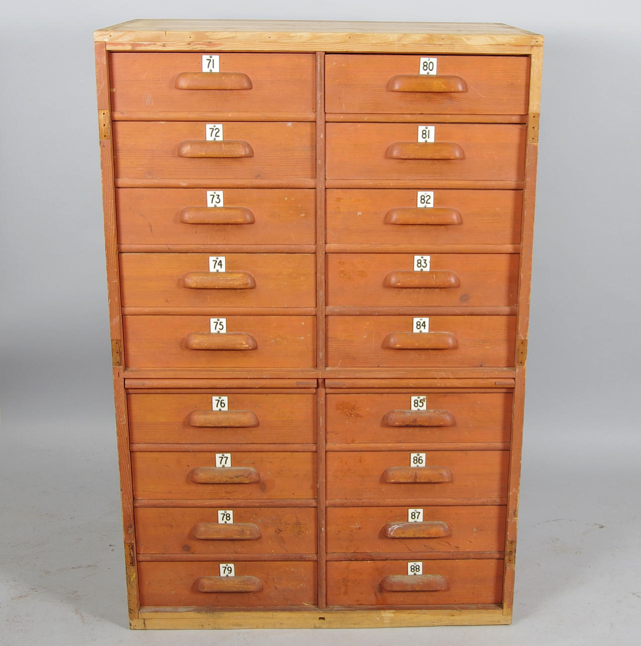 AFFÄRSSKÅP, laserad fur, tidigt 1900-tal.