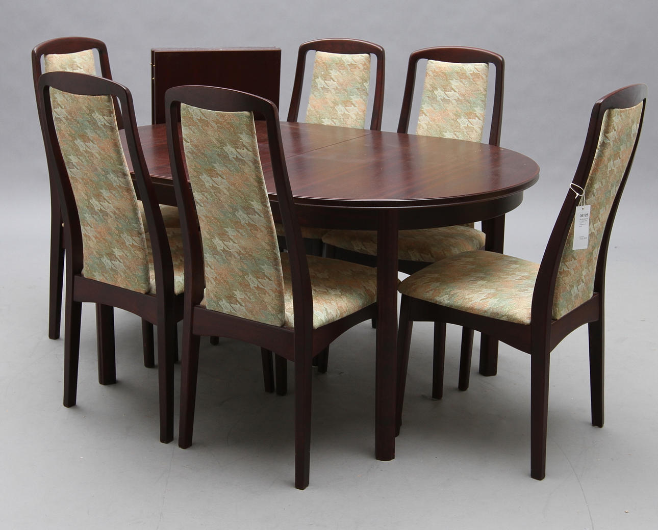 MATSALSMÖBEL. 7 delar, bord med 2 iläggskivor, 6 stolar.