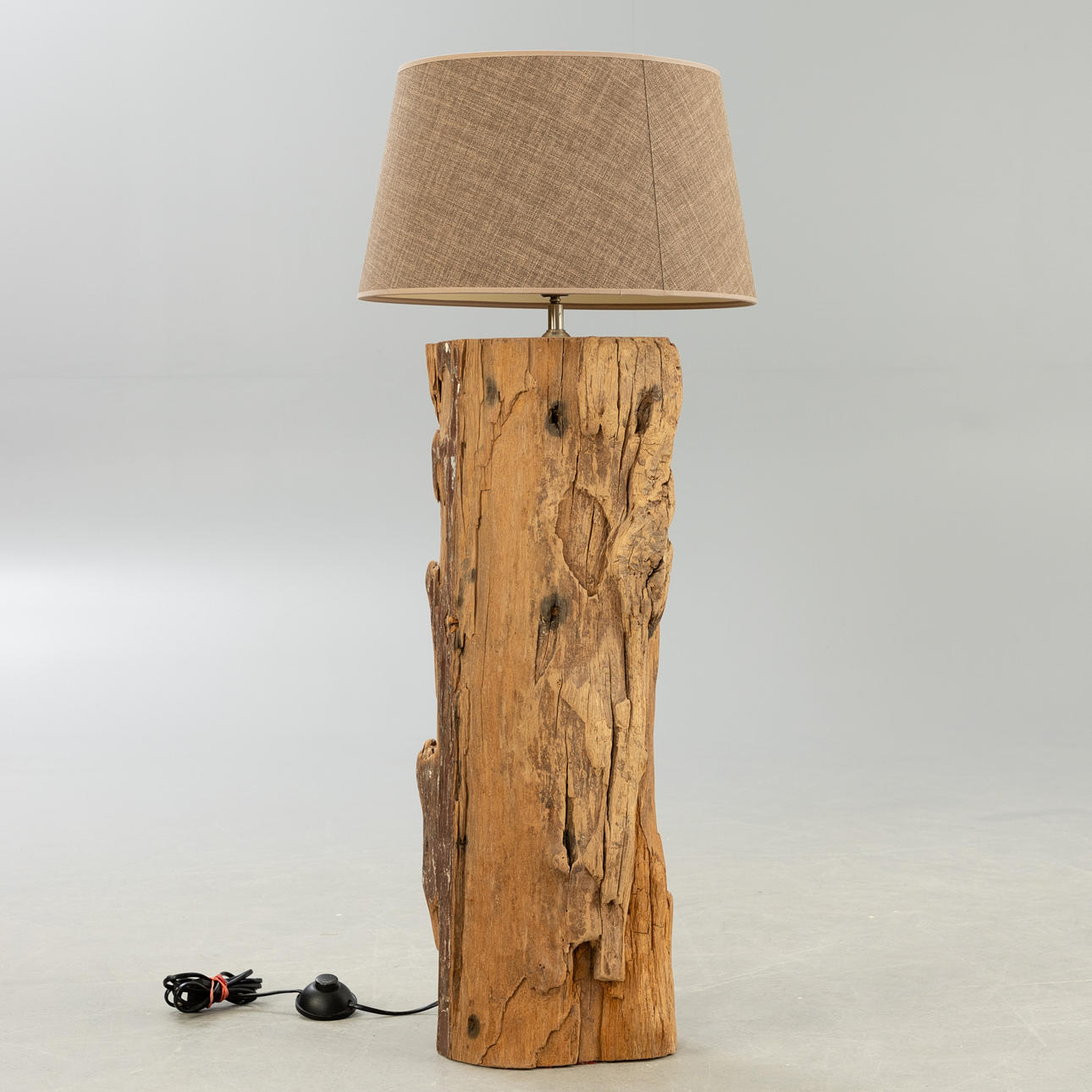 Gulvlampe, drivvedblok som skaft.