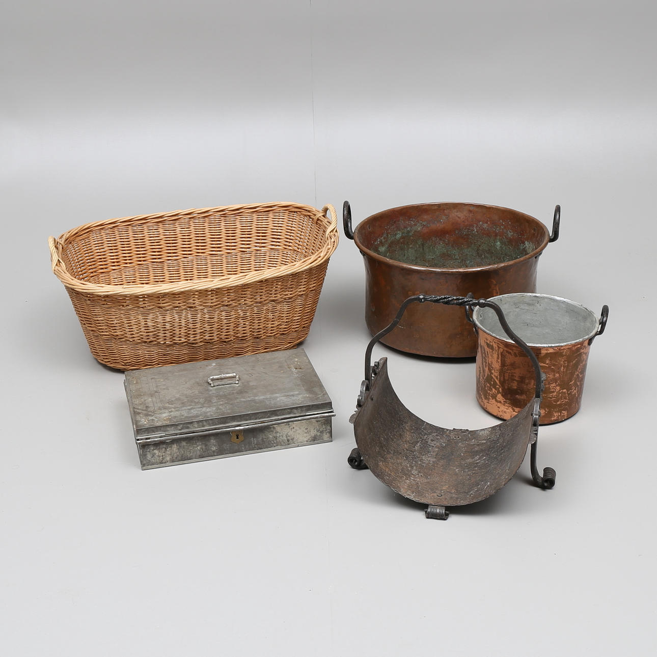 VEDKORG, smide, KOPPARGRYTOR, PLÅTSKRIN samt TVÄTTKORG.